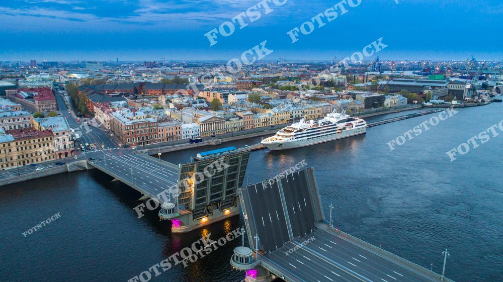 Величественный Благовещенский мост в Санкт-Петербурге с видом на реку Неву в период белых ночей. Светлая летняя ночь освещает архитектурные детали моста, отражения в воде создают живописный городской пейзаж северной столицы России. Фотография передаёт атмосферу белых ночей, величие инженерной архитектуры Петербурга и красоту городской набережной. Изображение идеально подходит для публикаций о путешествиях по России, архитектуре мостов, городских панорамах и ночной фотографии Петербурга.